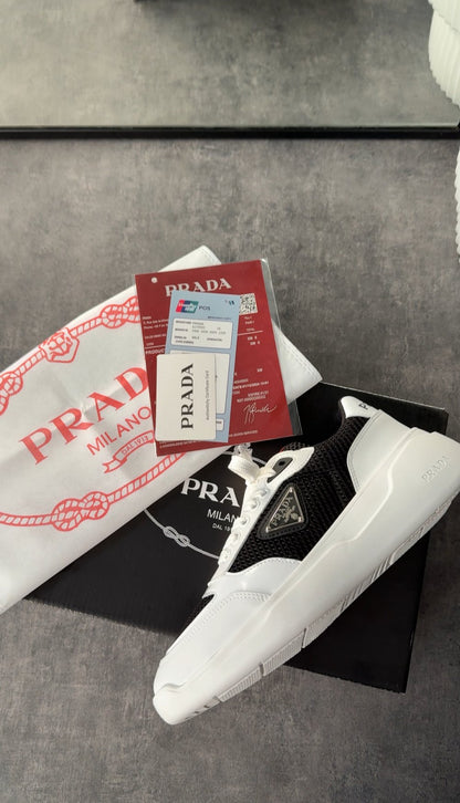 PRADA MİLANO  İTHAL - BEYAZA SİYAH